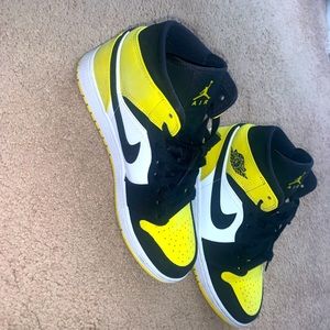 Air Jordan 1 Mid SE Yellow Toe Black
